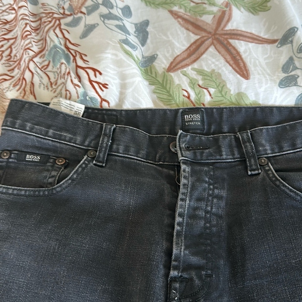 Men’s Jean it is used but looks brand new color black